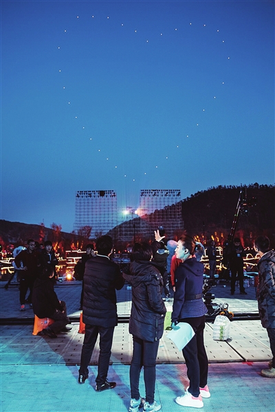 特別節(jié)目中，TAKE在空中組成了心形。高巨創(chuàng)新公司供圖